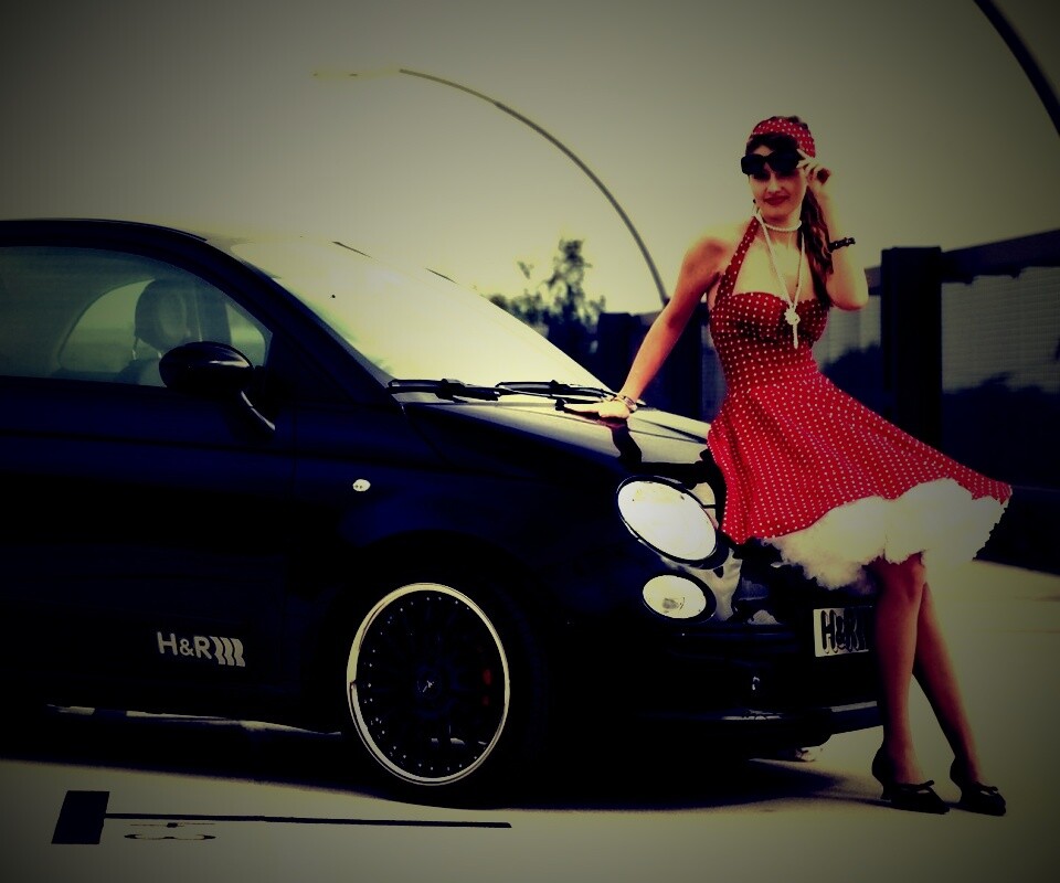 Черный фиат и девушка обои