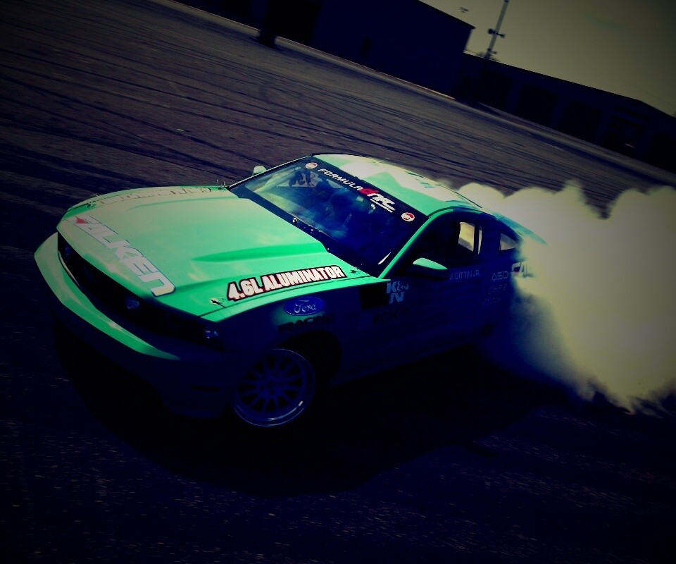 Мустанг дрифтует обои