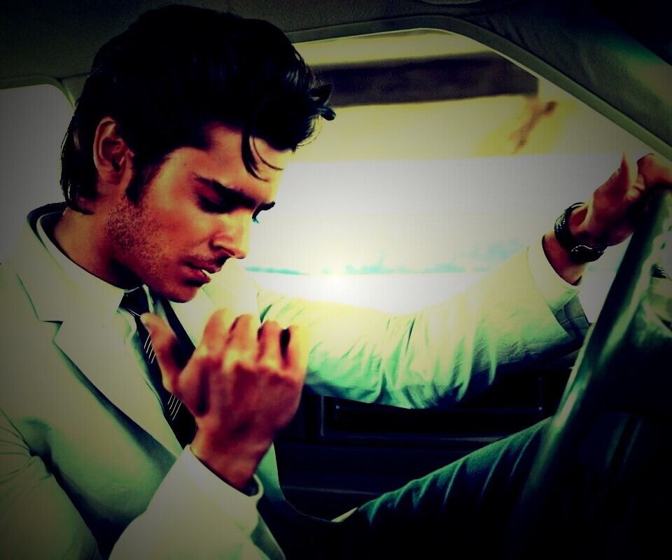 Мужчина прикуривает в машине обои