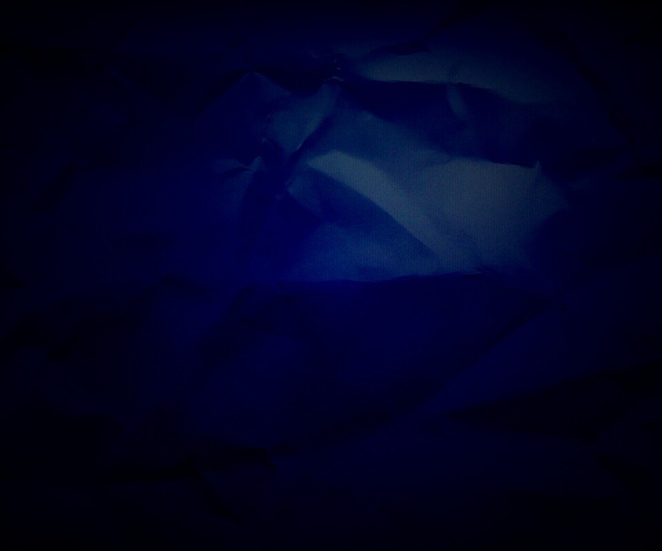 Темная мятая бумага обои