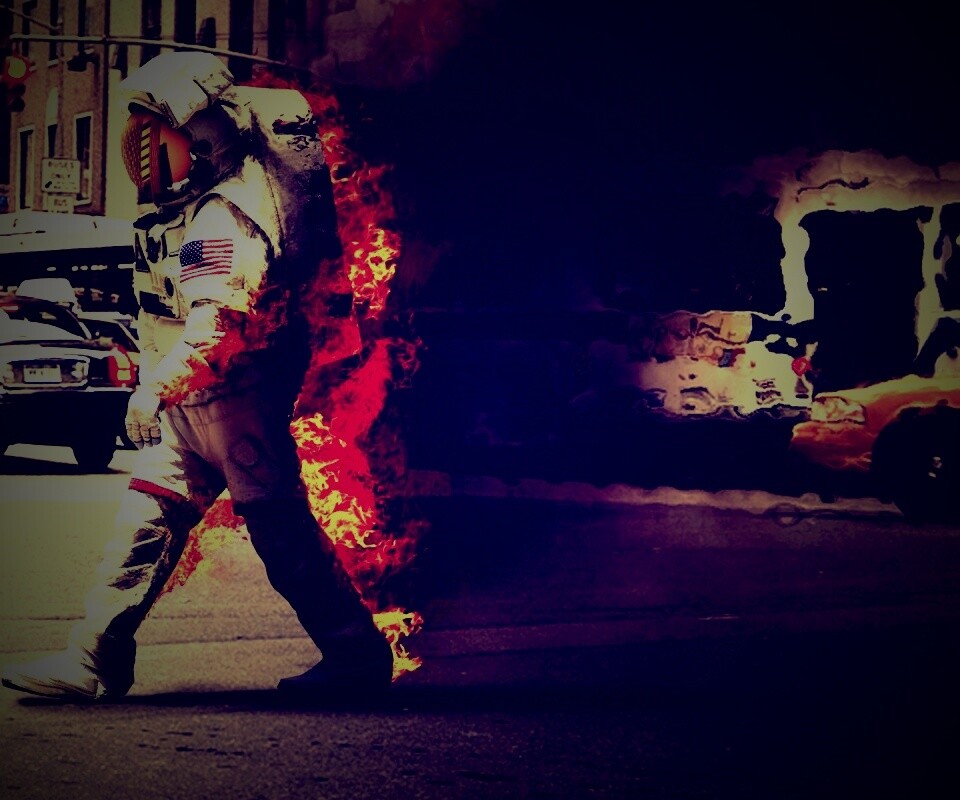 Астронавт в огне обои