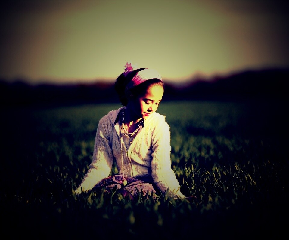 Девочка на траве обои