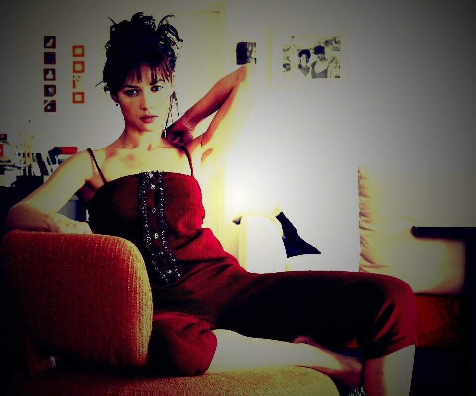 Ольга Куриленко на кресле обои