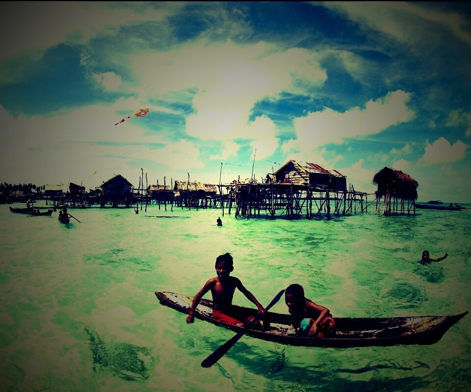 Дети в лодке у поселения туземцев обои