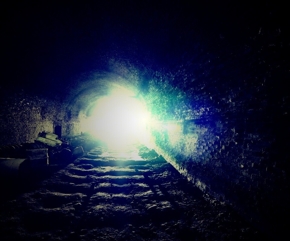 Захламленный тоннель обои