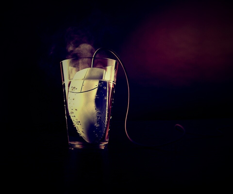 Дымящаяся мышка в стакане воды обои