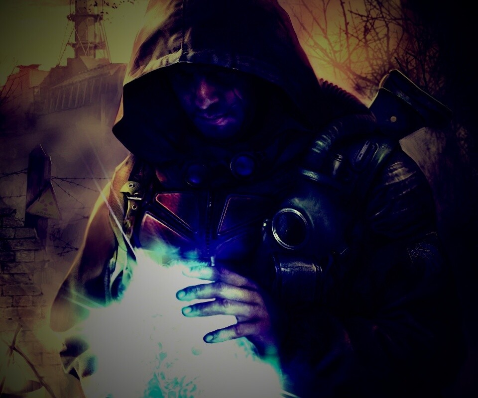 Сталкер с энергетическим артефактом в руках обои