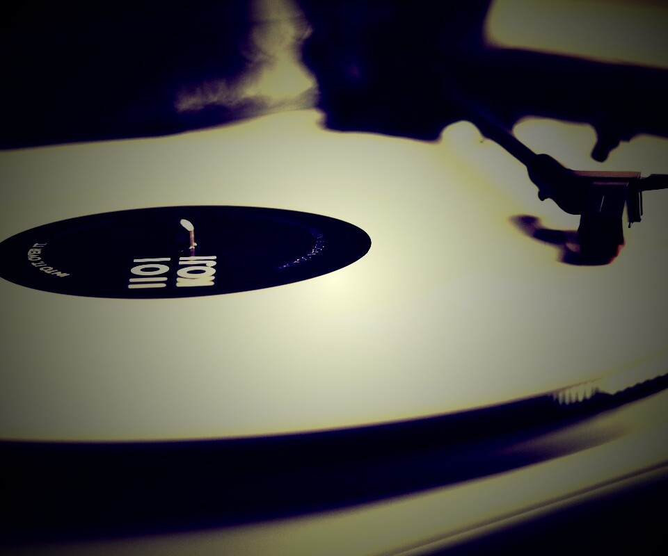 Пластинка на пульте диджея обои