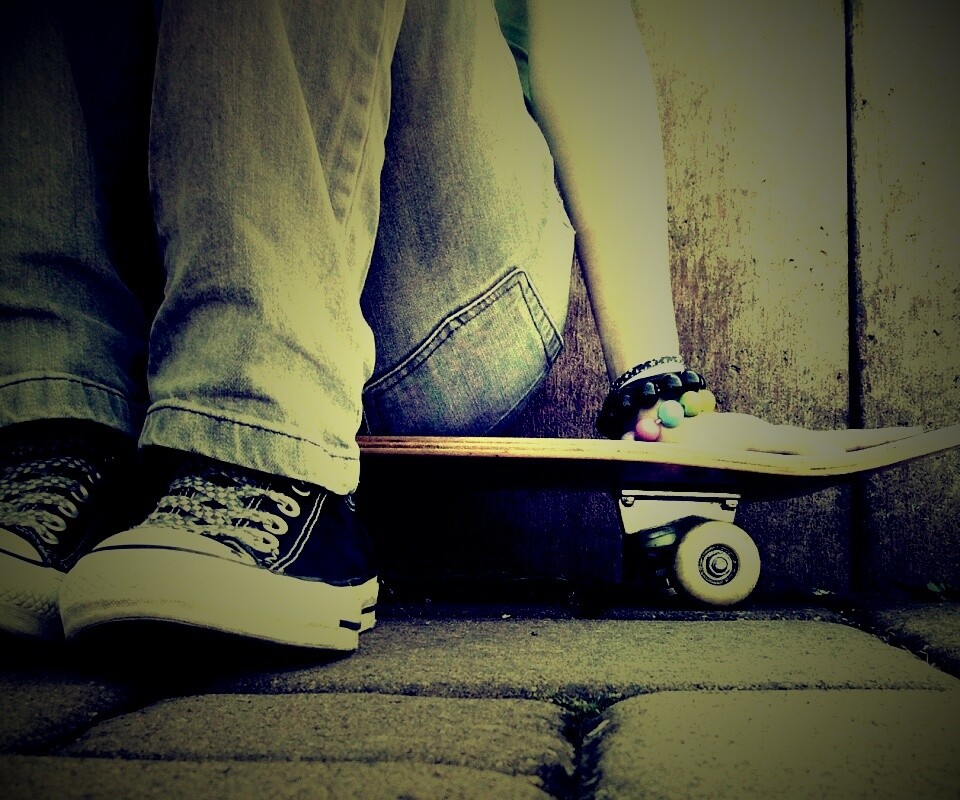 Девушка сидящая на скейте обои