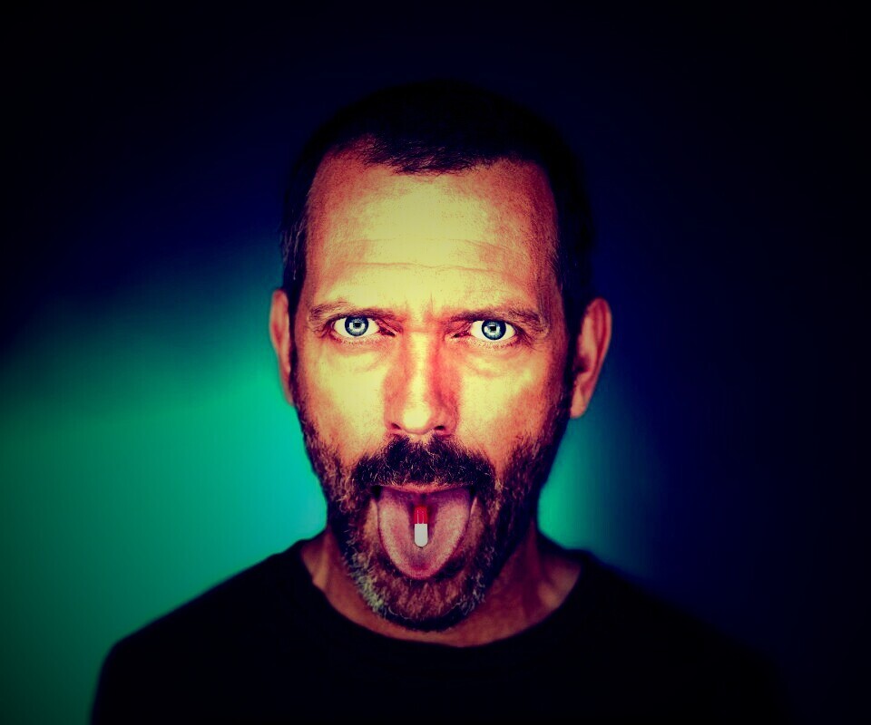 Доктор Хаус с таблеткой на языке обои