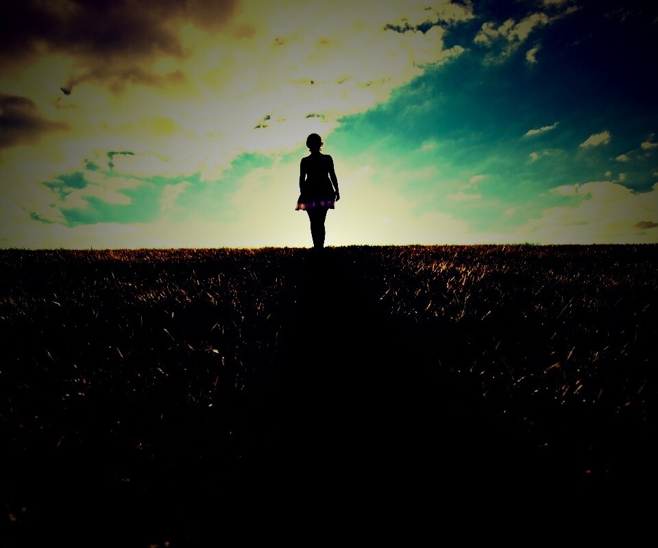 Силуэт девочки на поле обои