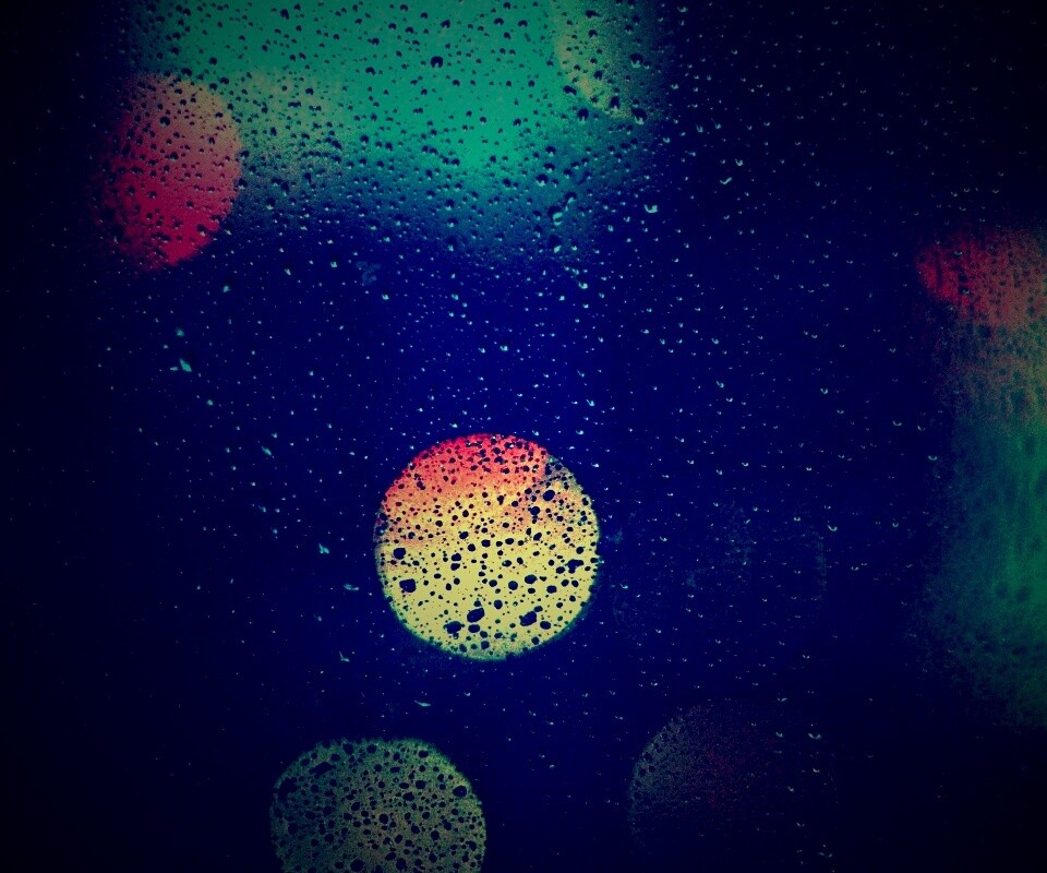 Блики за мокрым стеклом обои