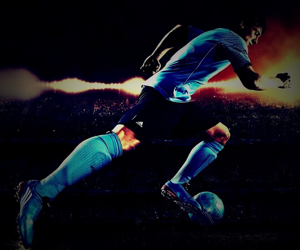 Футболист с мячом обои
