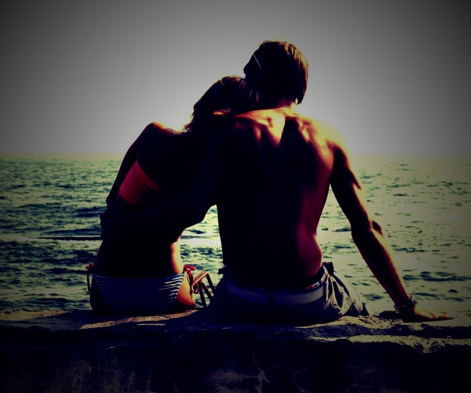 Девушка и парень у моря обои