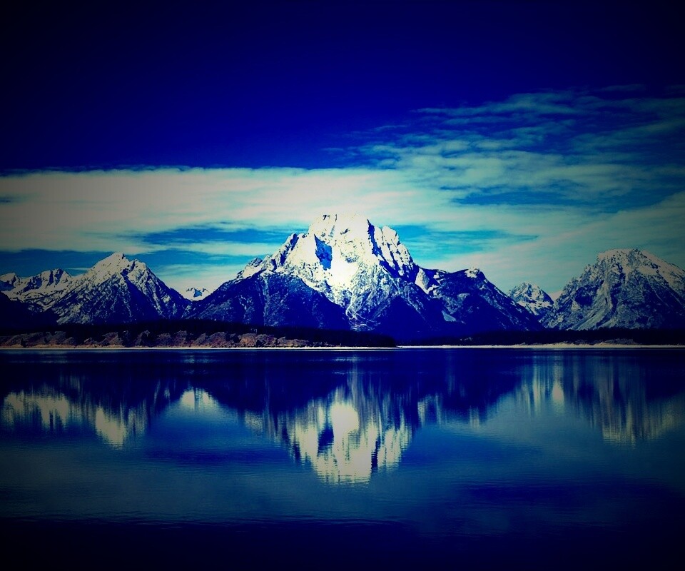 Вид на горы за озером обои