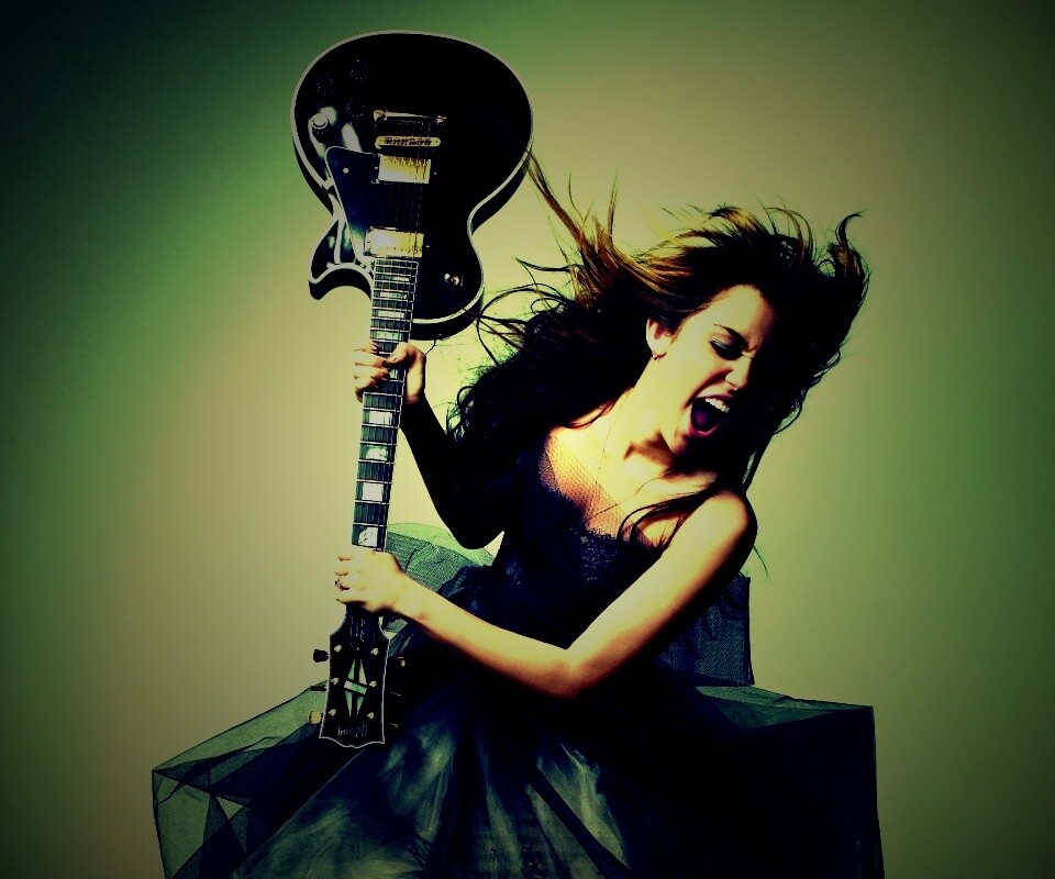 Miley Cyrus разбивает гитару обои