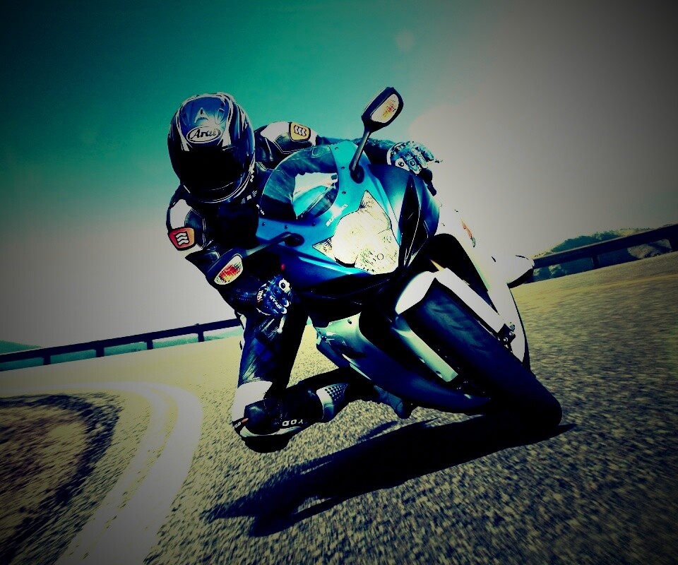 Мотоциклист на повороте обои