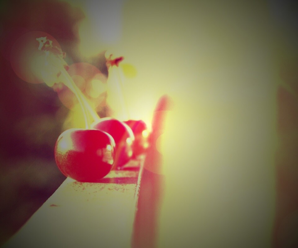 Вишенки на перилах обои