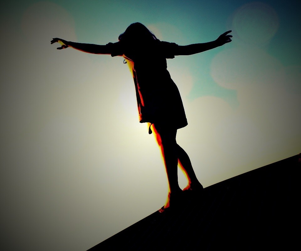 Девушка на крутой крыше обои