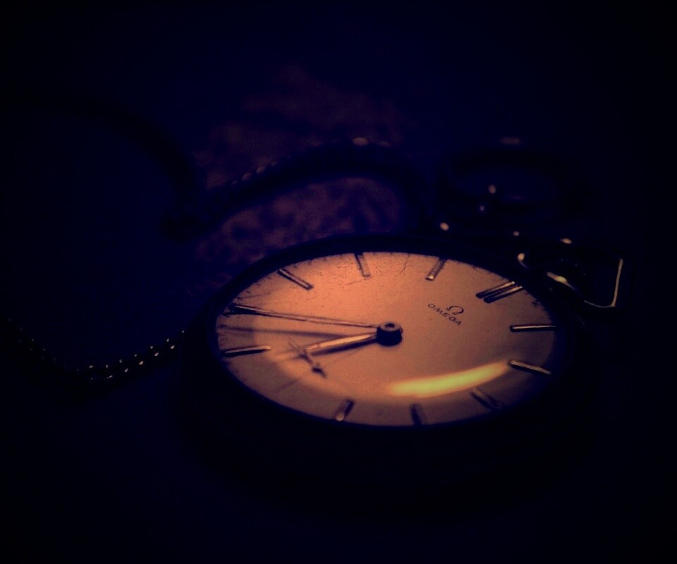 Часы на цепочке обои