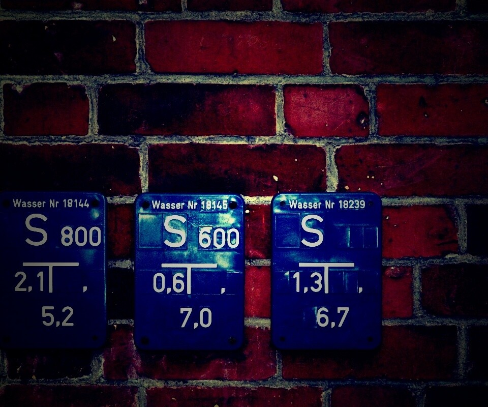 Стена с обозначениями обои