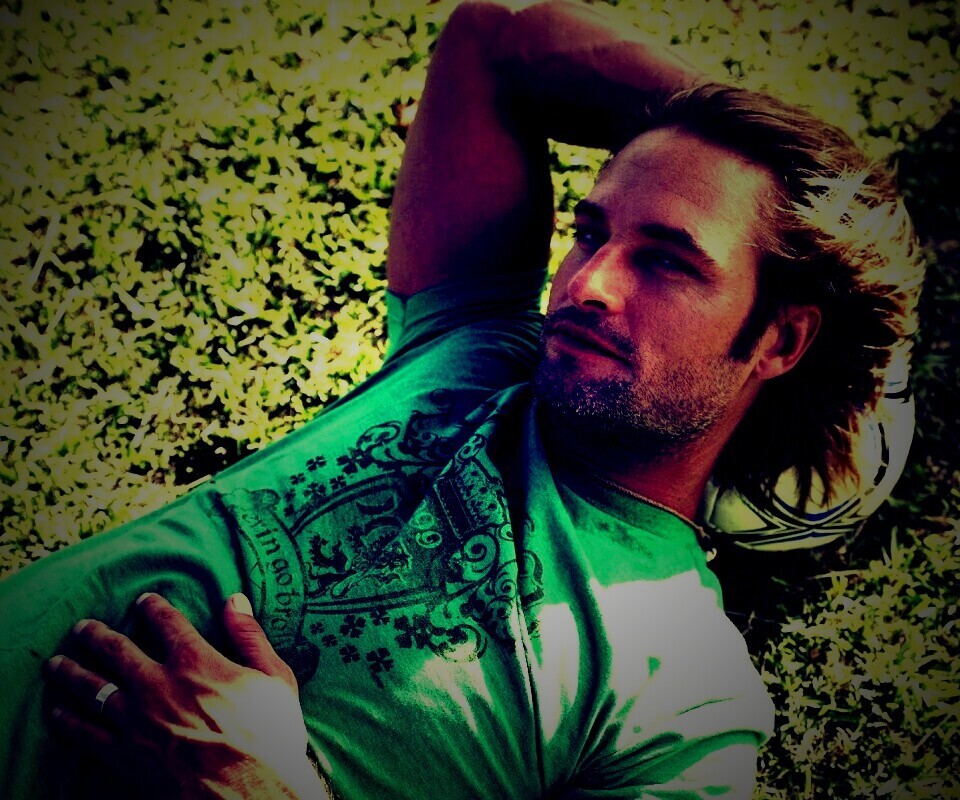 Джош Холлоуэй с мячом обои