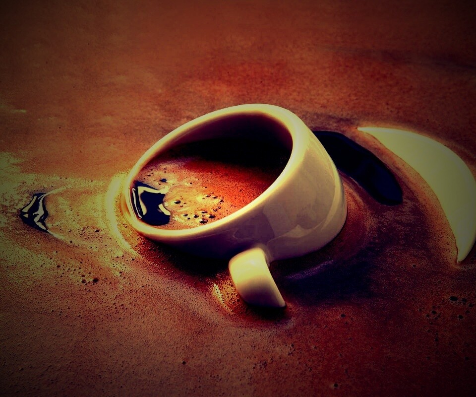 Чашка тонет в кофе обои