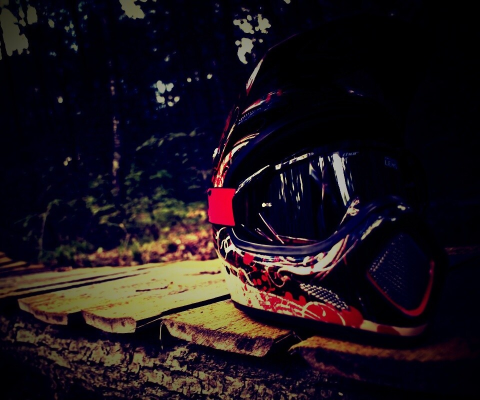 Шлем на лесной велотрассе обои
