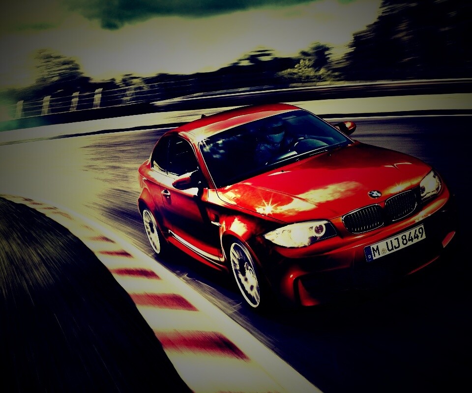 Гонщик за рулем BMW M1 обои