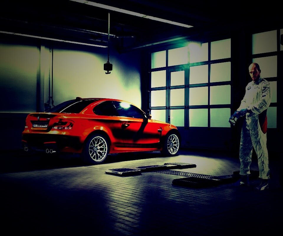 Гонщик и BMW M1 в гараже обои
