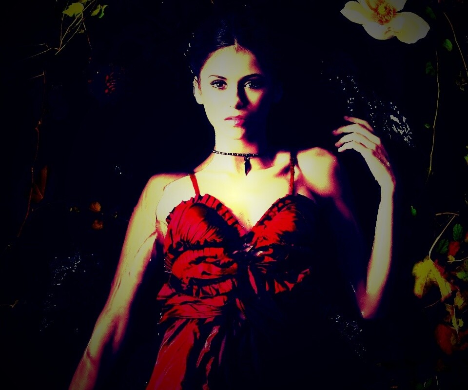 Женщина в красном платье обои