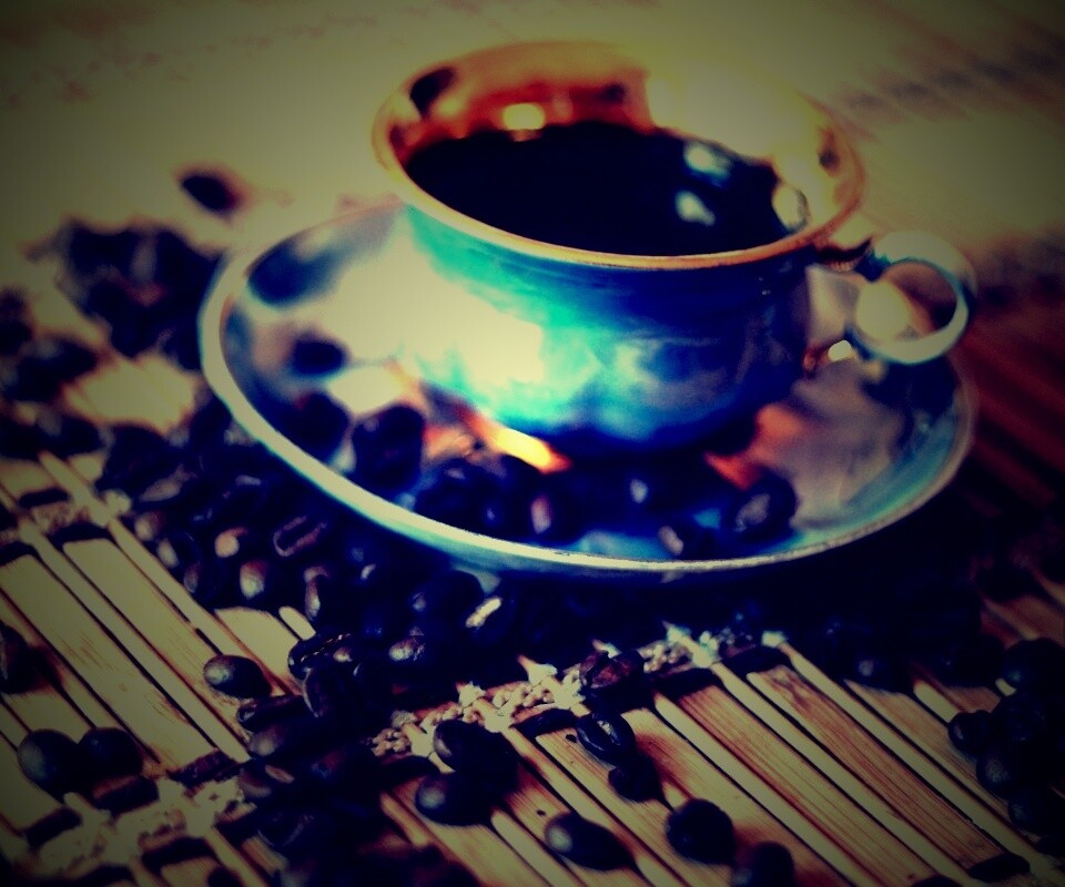 Чашка кофе и немного зерен обои