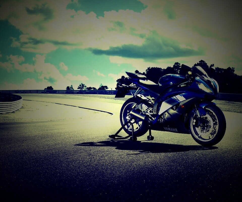Yamaha R6 на трассе обои