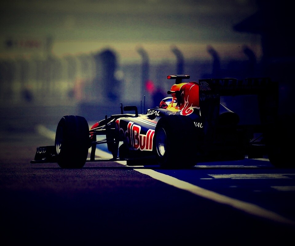 Болид выезжает на трассу обои