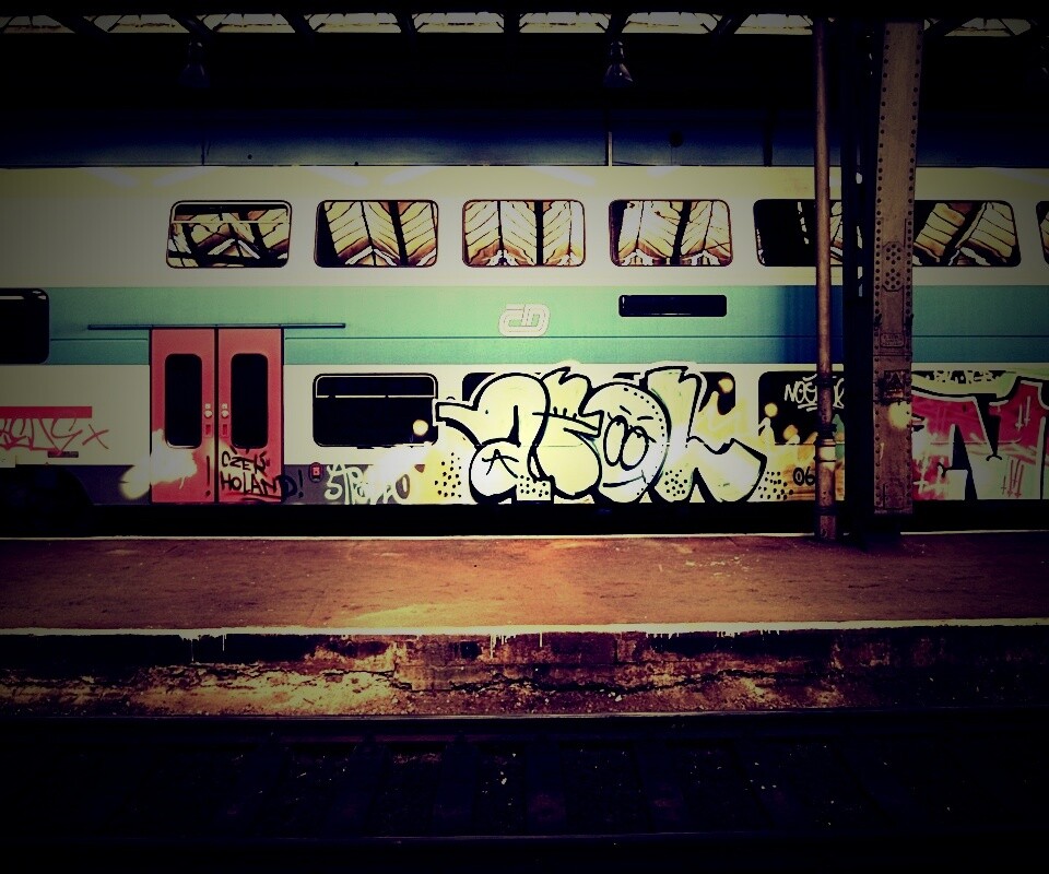 Изрисованный вагон метро обои