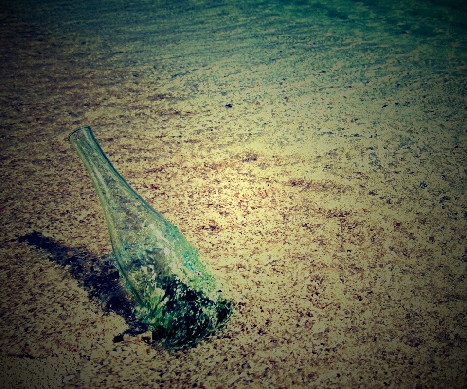 Бутылка в песке у воды обои