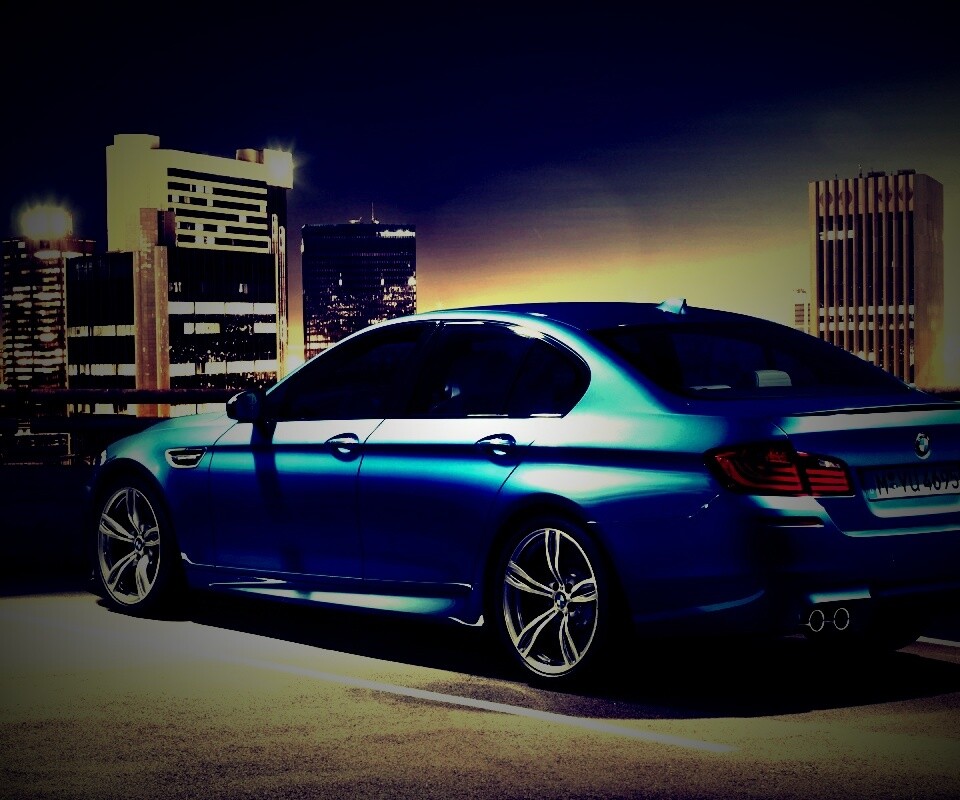 BMW F10 на городской парковке обои