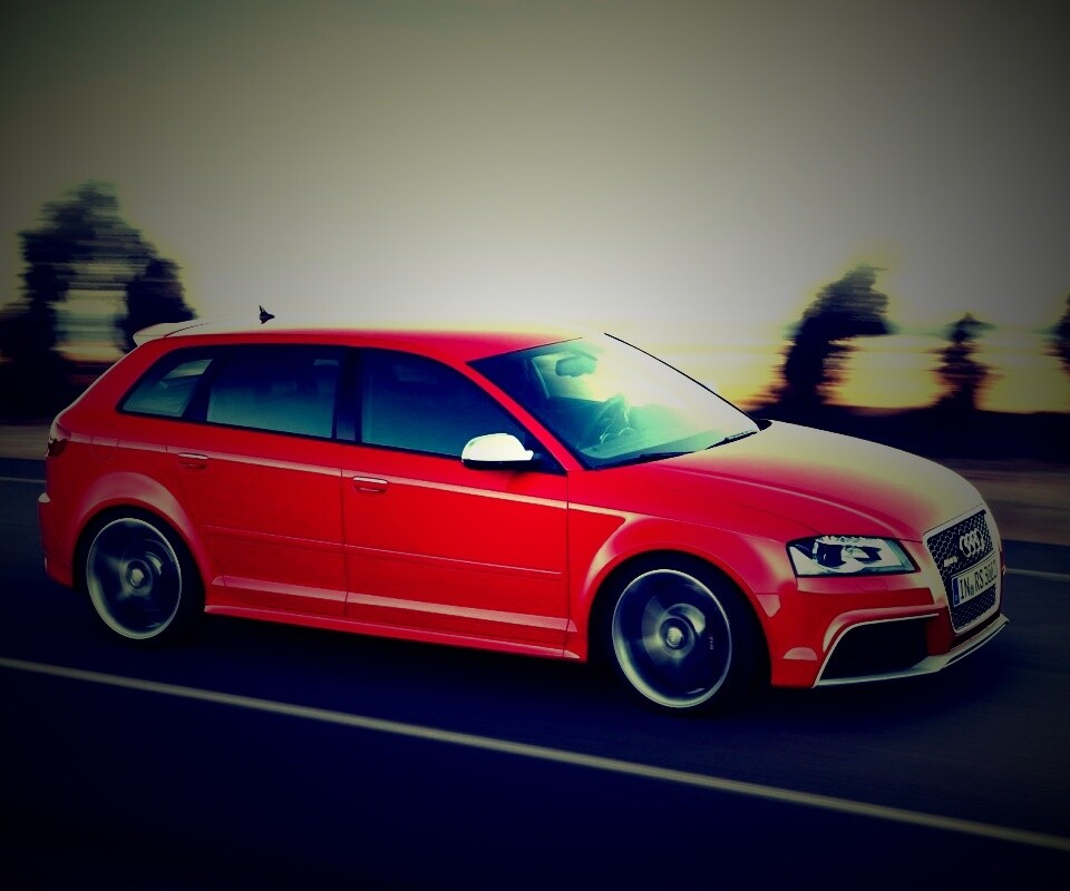Красная Audi модели RS3 на дороге обои
