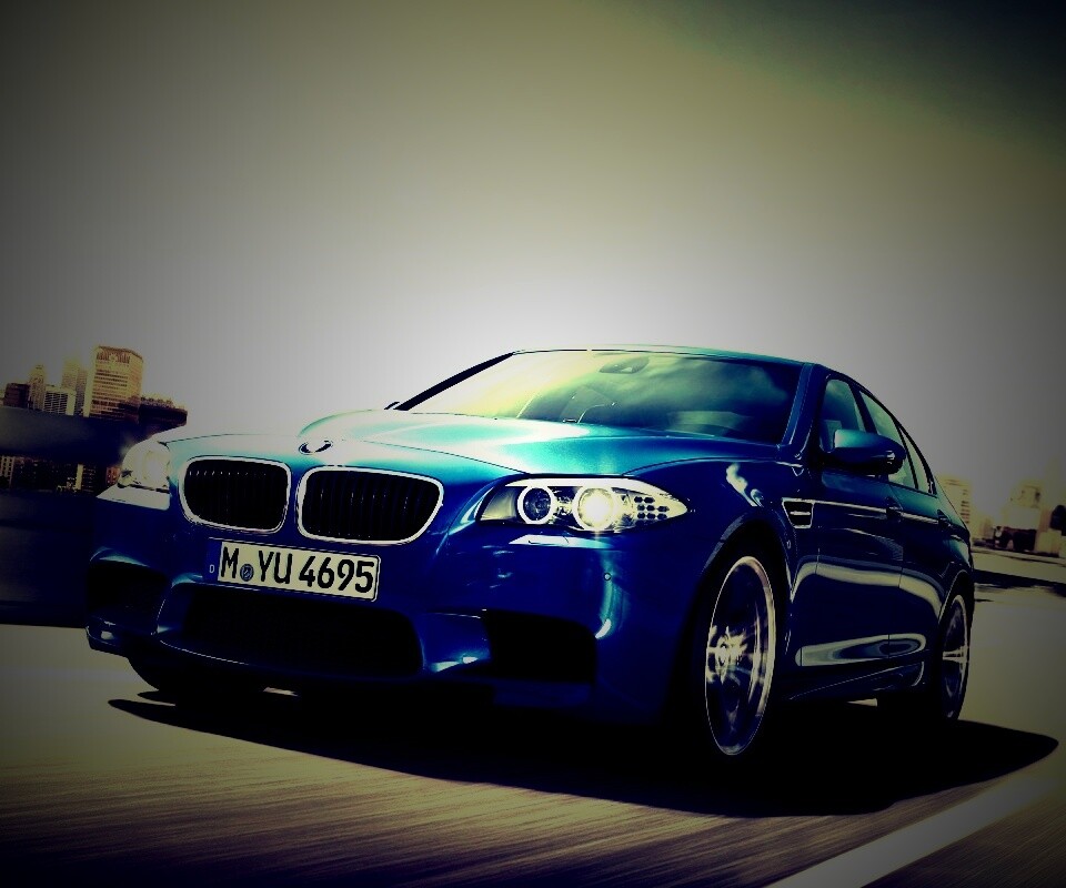 БМВ Ф10 в лучах солнца обои