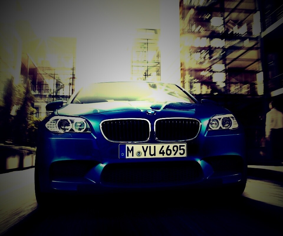 BMW покоряет городскую улицу обои