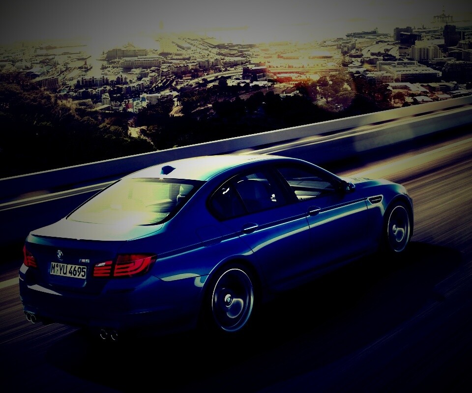 BMW F10 M5 на скоростной автостраде обои