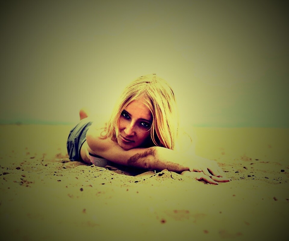 Девушка на песке обои