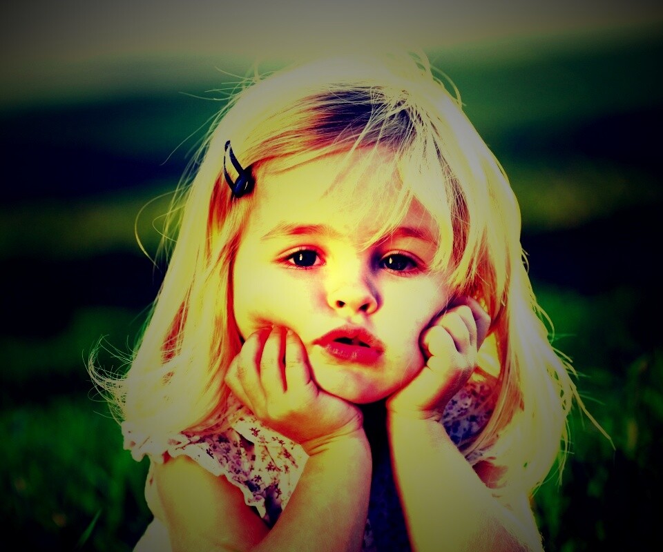 Малышка грустит обои