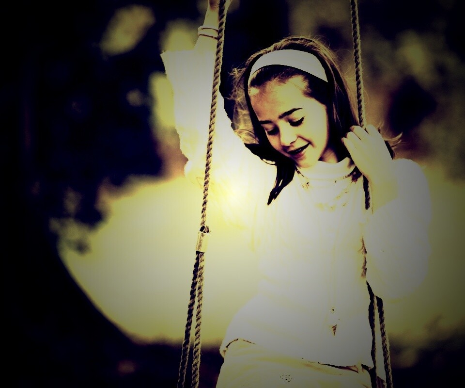 Девочка на качелях обои