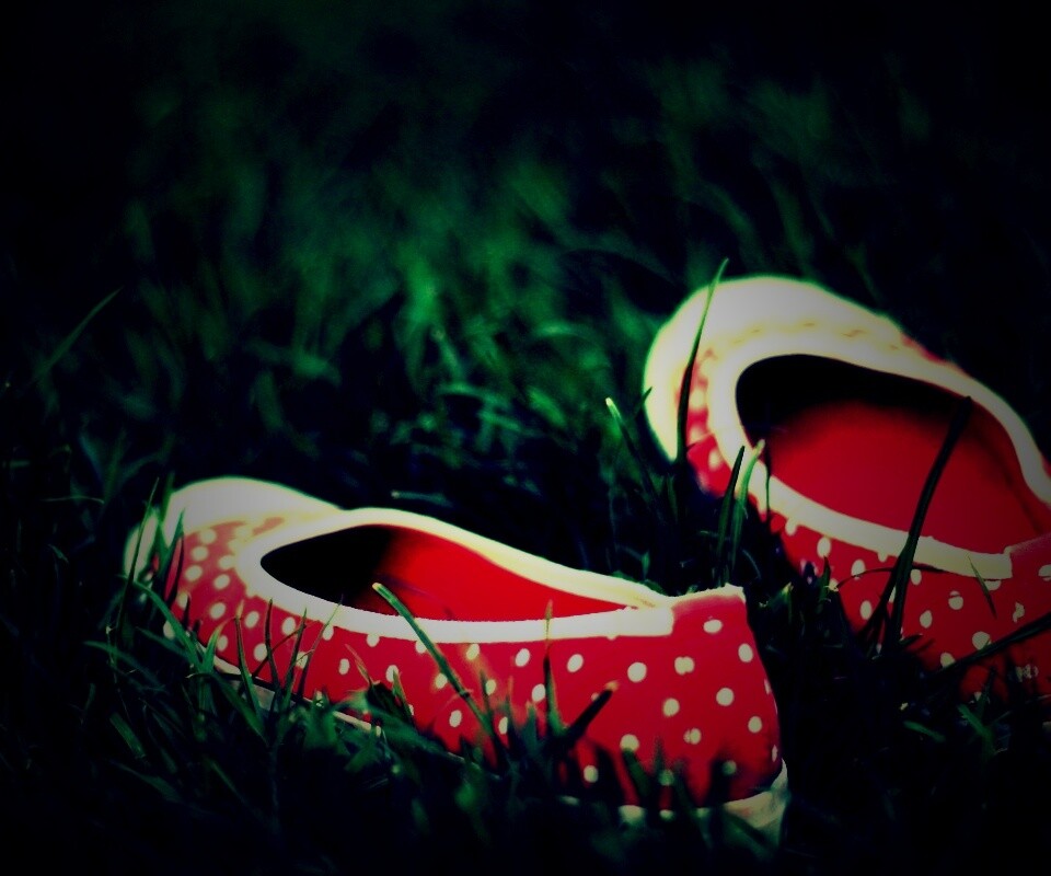 Красные тапки в горошек обои