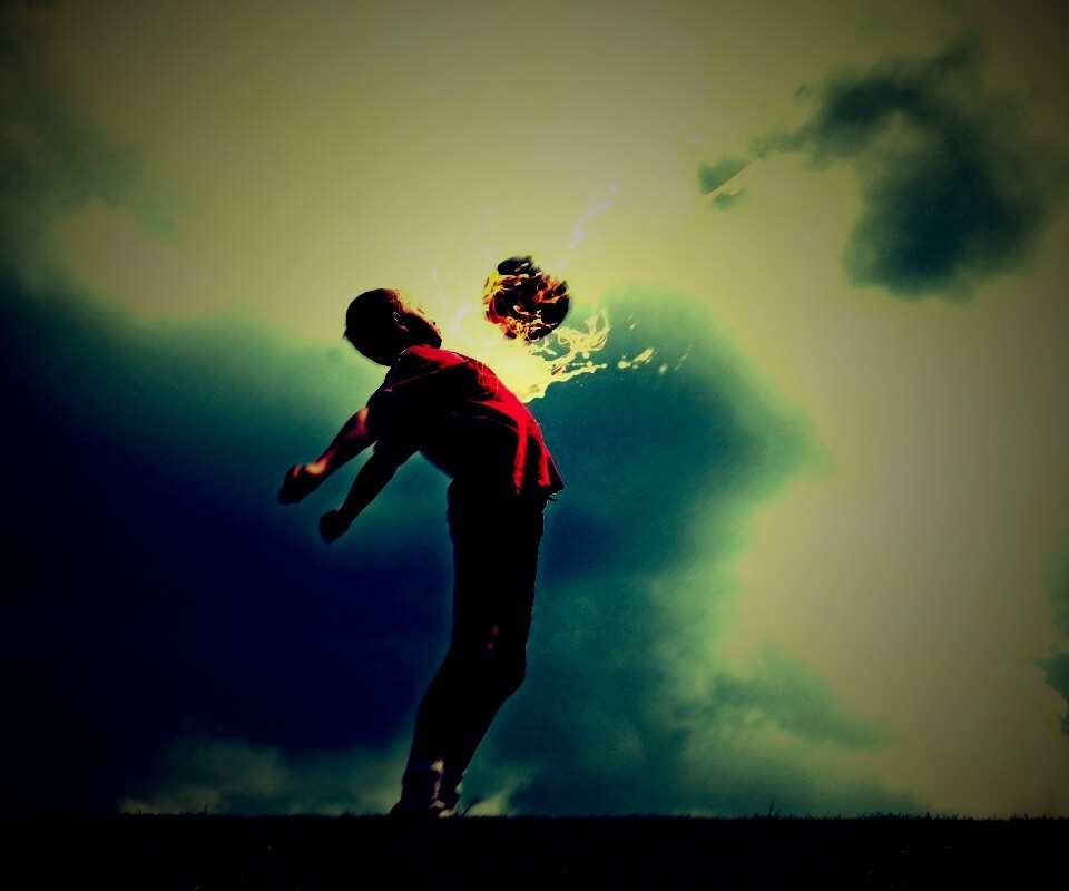 Отбил грудью обои