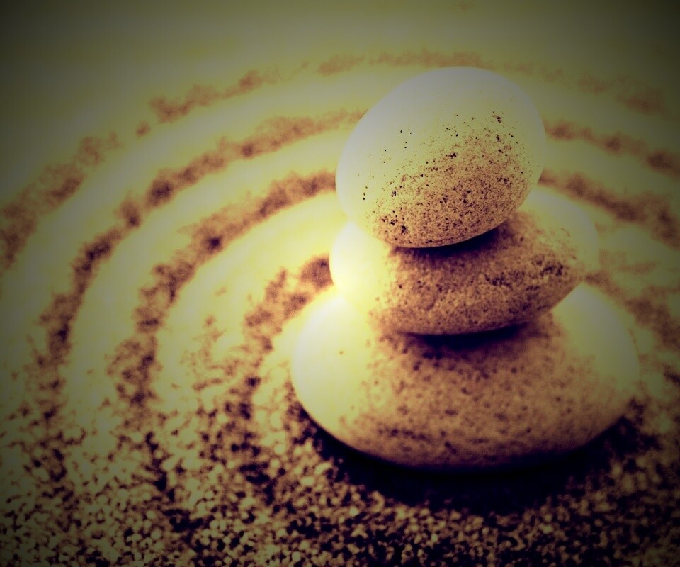 Пирамидка в саду камней обои