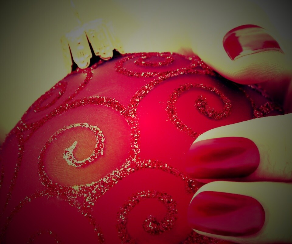 Елочная игрушка в руке обои