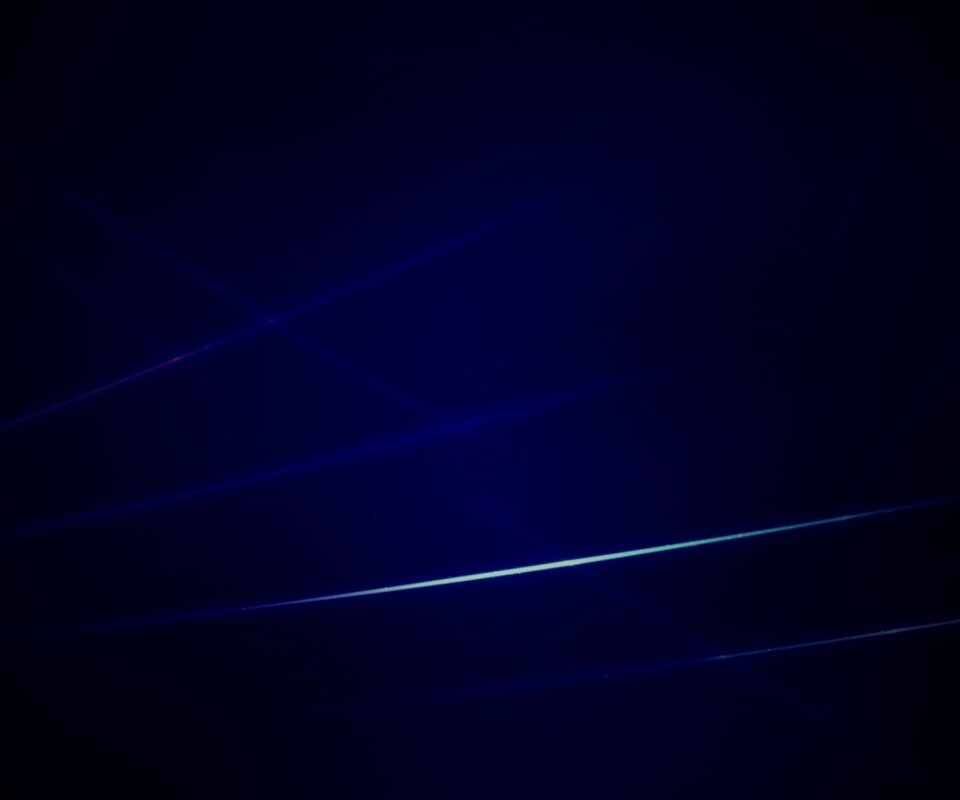 Лучи света на фиолетовом фоне обои