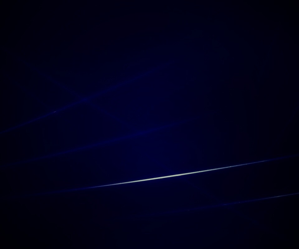 Лучи света на графитовом фоне обои